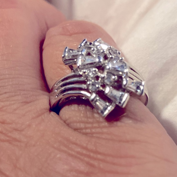 Cluster of AAA quality cubic zirconia silver ring - Picture 3 of 5